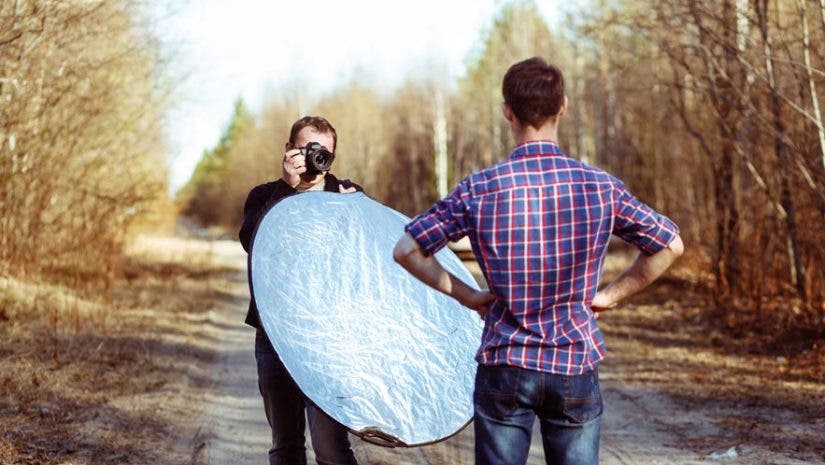 reflector diffuser photographer with model