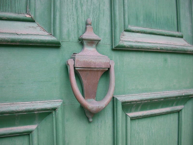 1024px-old_brass_door_knocker