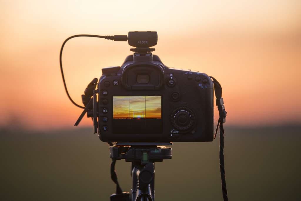 Cámara DSLR grabando video de puesta de sol