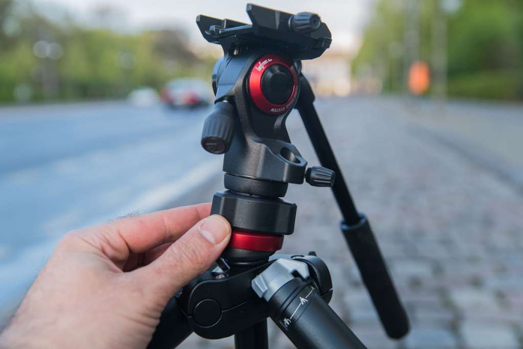 lightweight travel tripod head swivel to the right