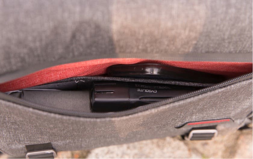 peak design sling bag inside compartments