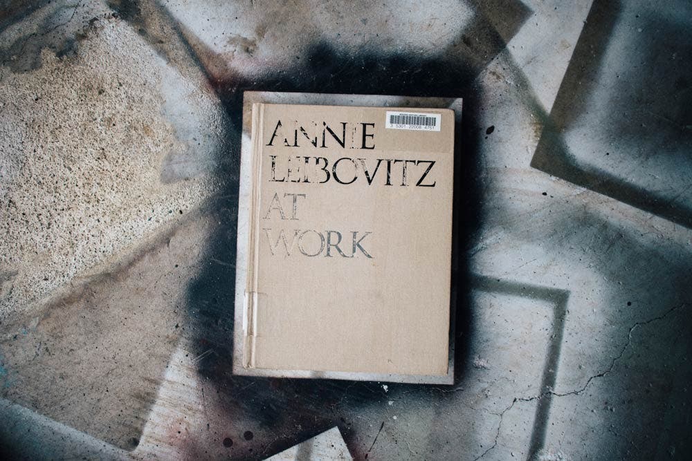 annie leibovitz at work by annie leibovitz must-read books for photographers