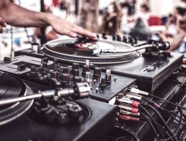 dj turntables