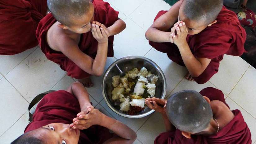 children praying for the food