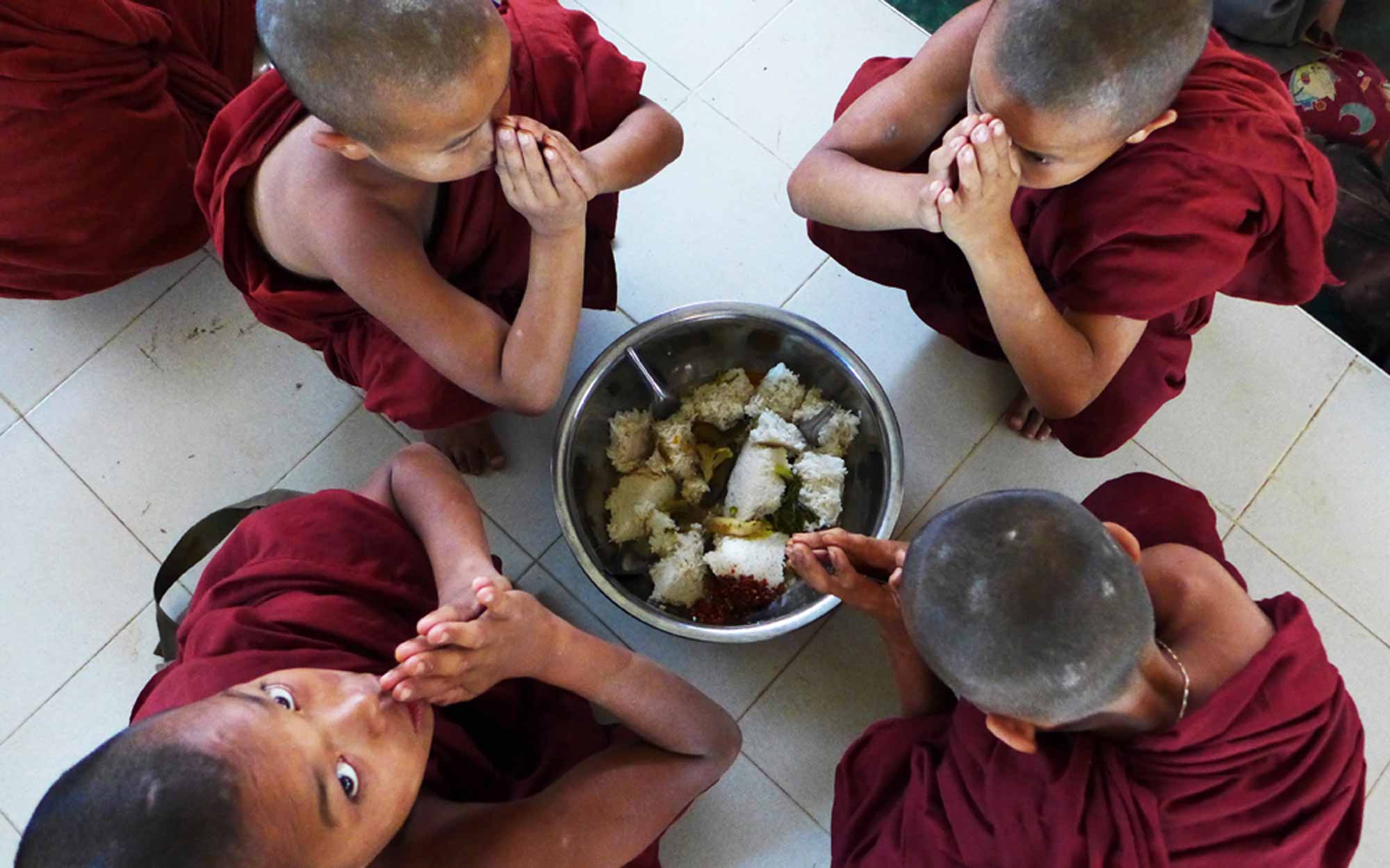 children praying for the food