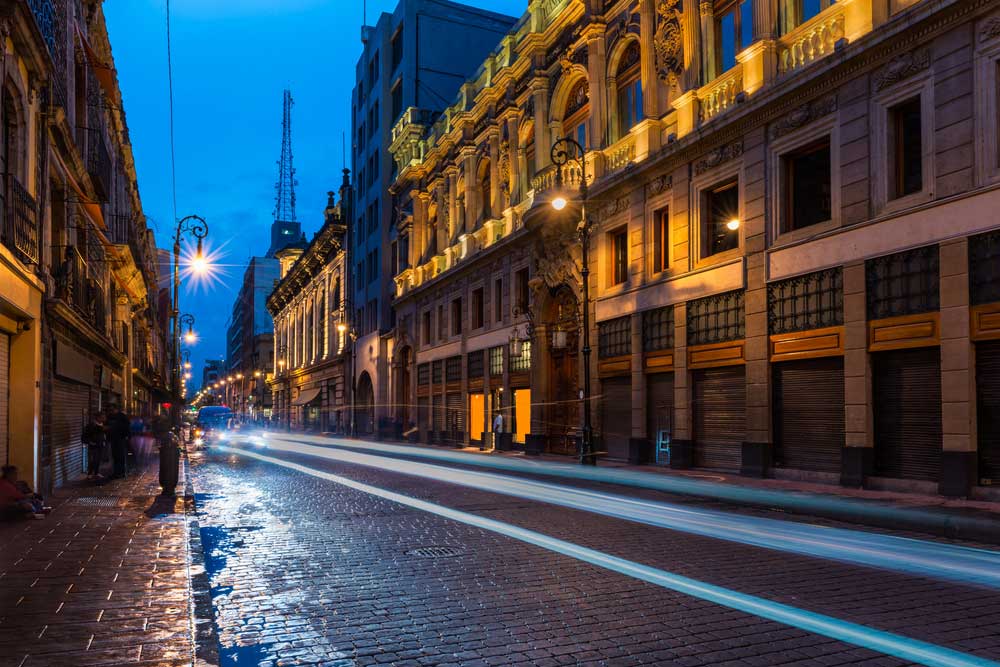 墨西哥的一条街道在晚上