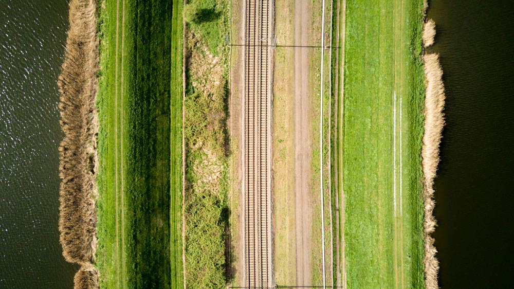 Drone photo de voies ferrées à l'aide d'un point de vue vertical