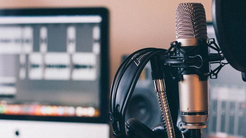 podcast microphone and headphones best podcast recording software
