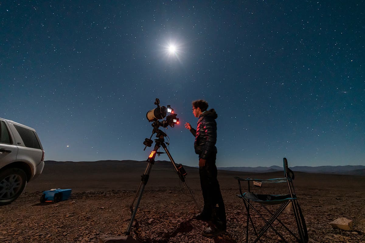 Beginner's Guide to Telescopes a man photographs the night sky
