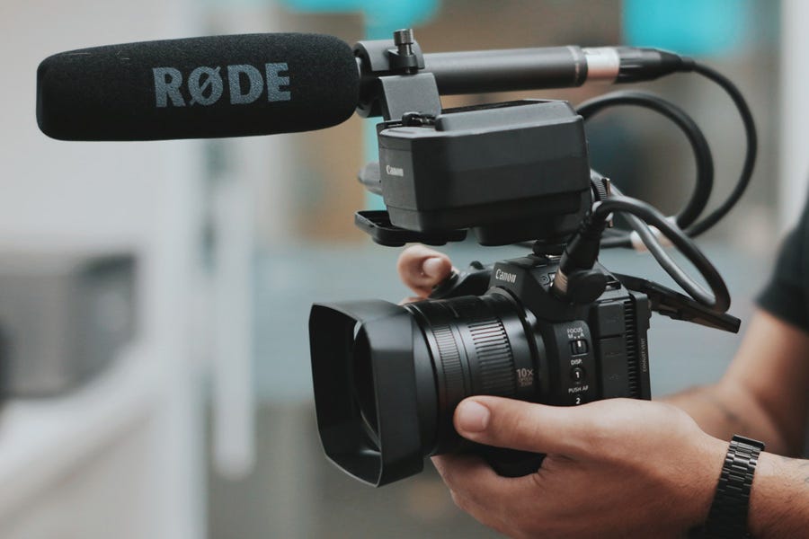  aparat de fotografiat DSLR echipat cu un microfon pusca