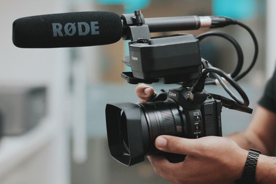 câmera DSLR equipado com uma espingarda mic