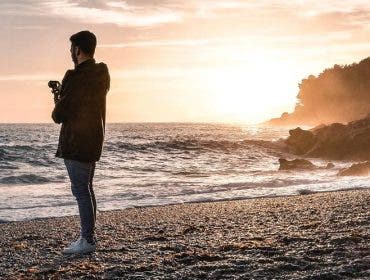 travel vlogger