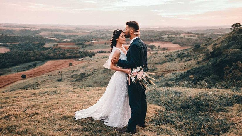 bride groom outdoor wedding photography with dslr camera