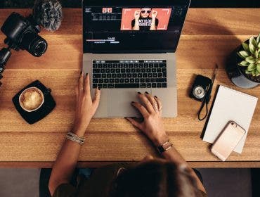 vlogger vlog accessories tripod microphone computer