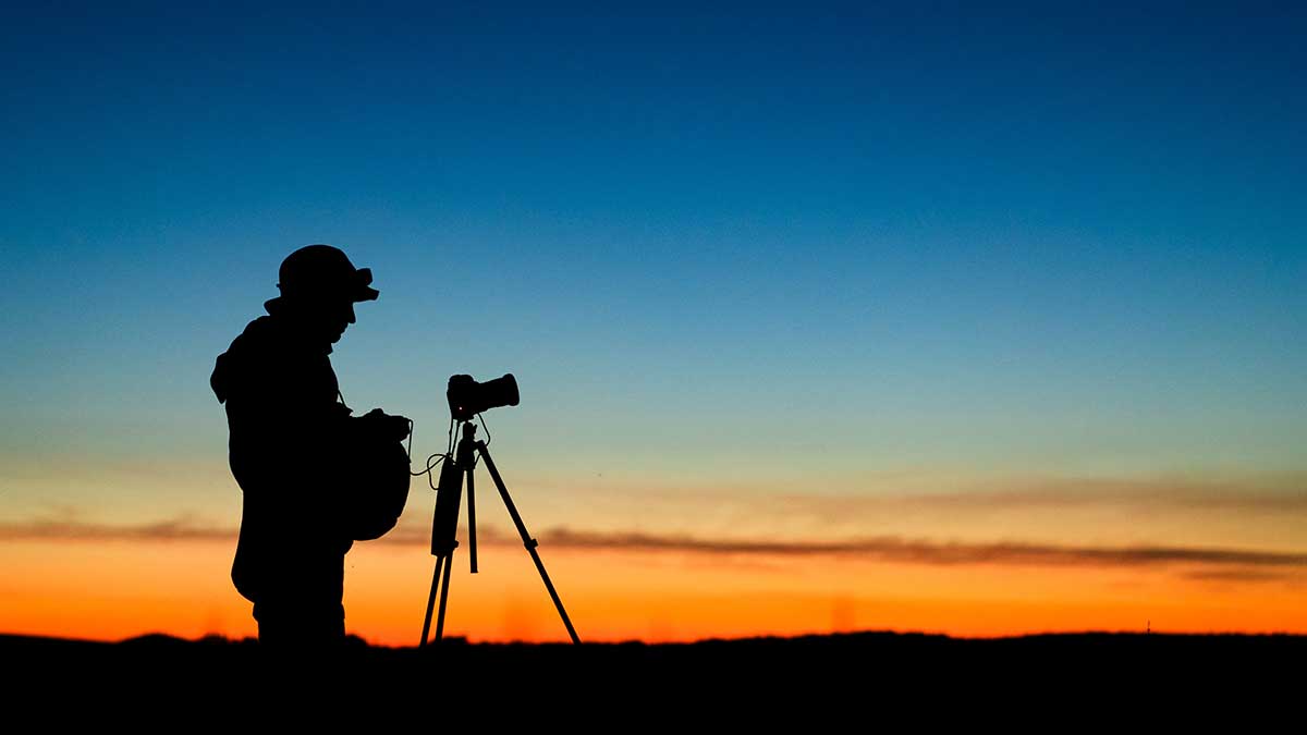 Professional Photographers use mirrorless cameras to shoot. beautiful sunset