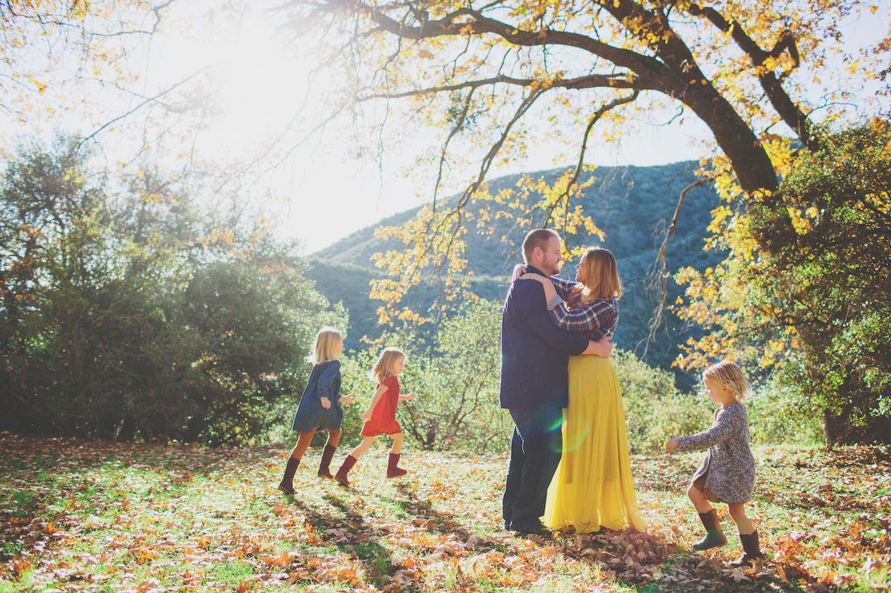 kids photography ideas for creative photos running in circles around parents
