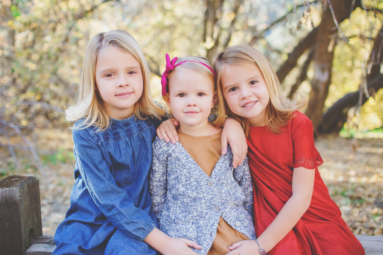 three sisters snuggle for kids photography ideas for creative photos