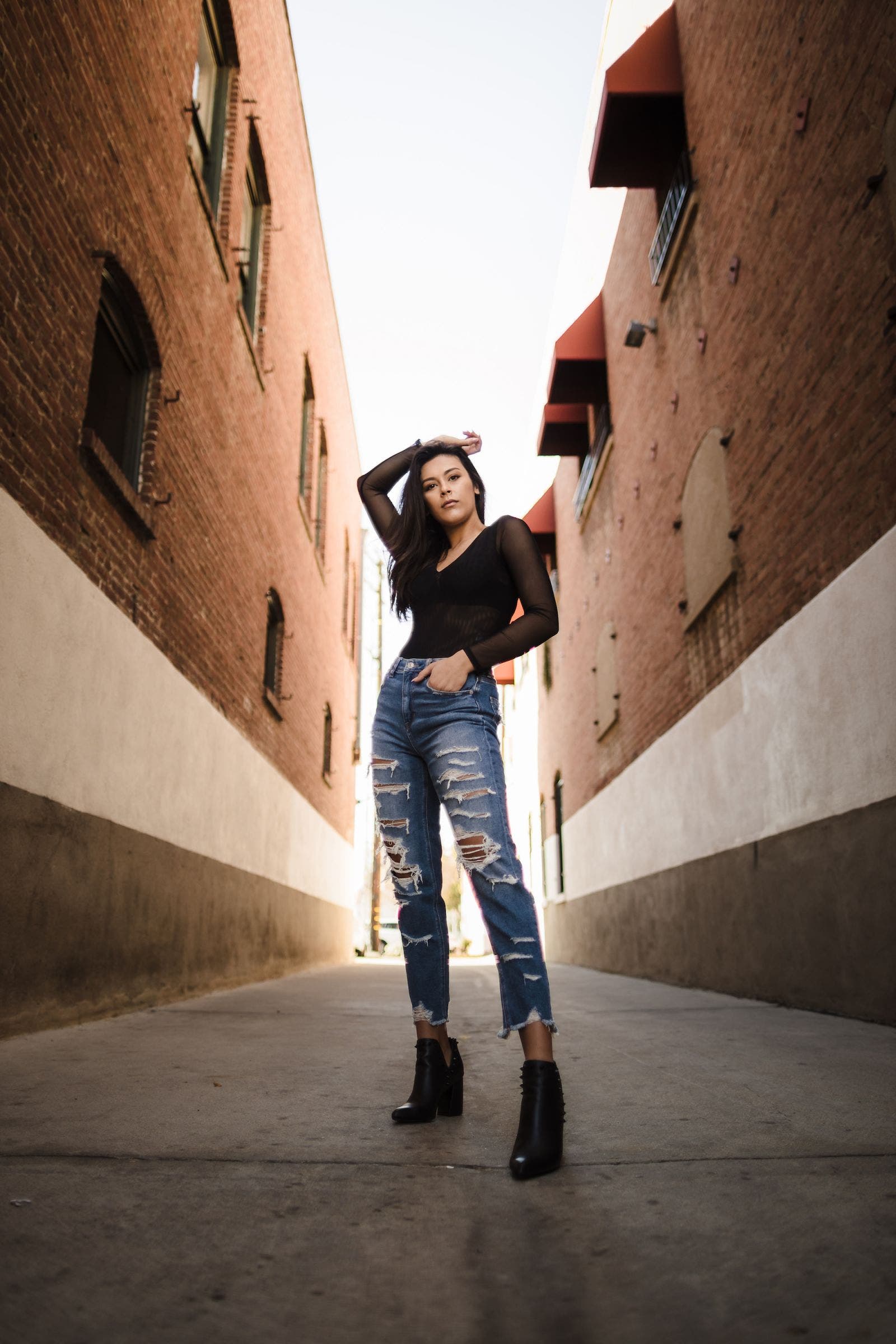 Street fashion women. Full-length portrait young beautiful model in shorts  posing on the stairs, summer outdoors Stock Photo - Alamy