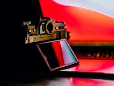 Mirrorless Camera reflecting red