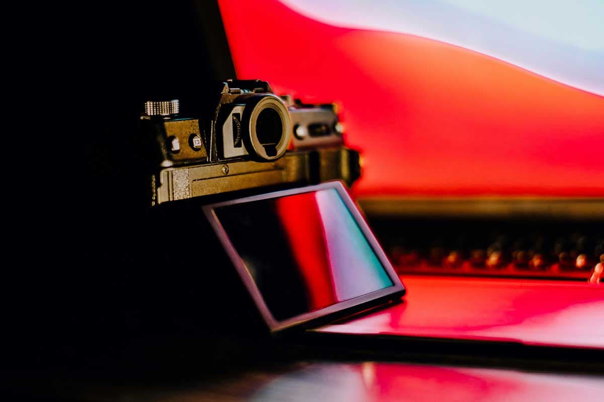 Mirrorless Camera reflecting red