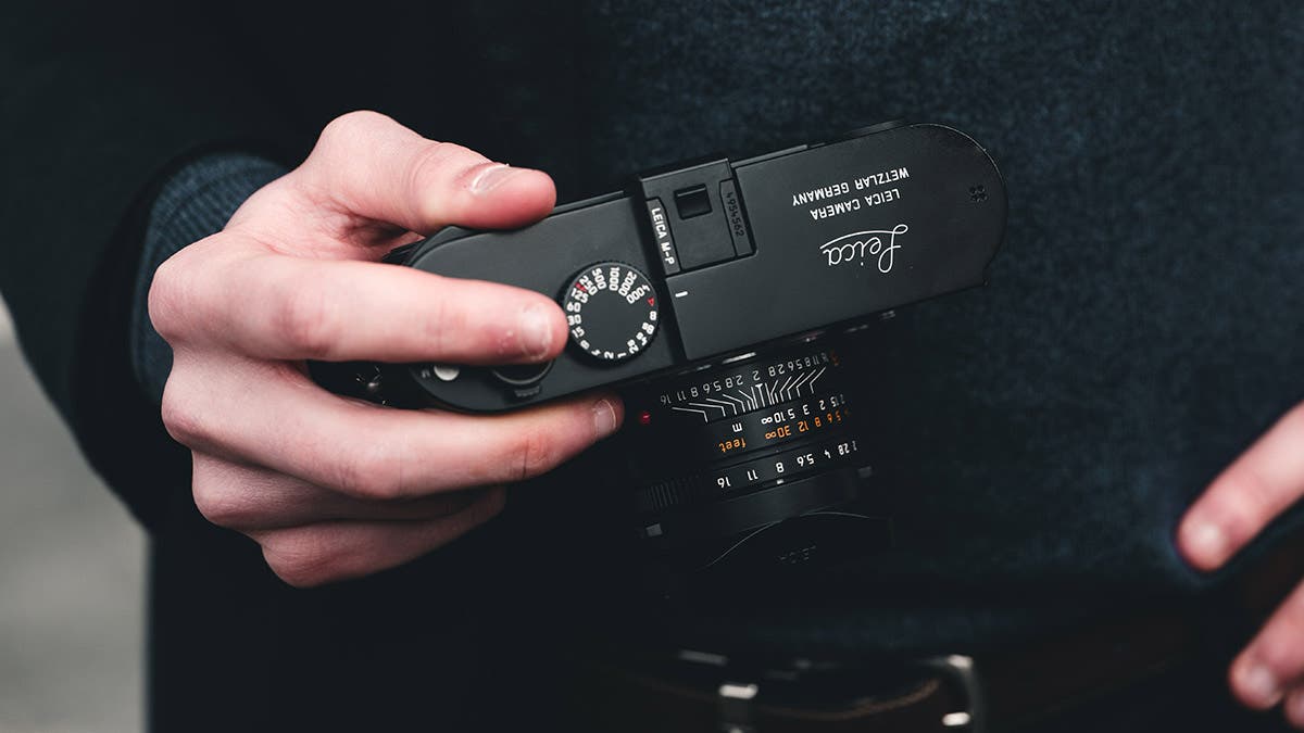 male photographer holding leica camera for beginners