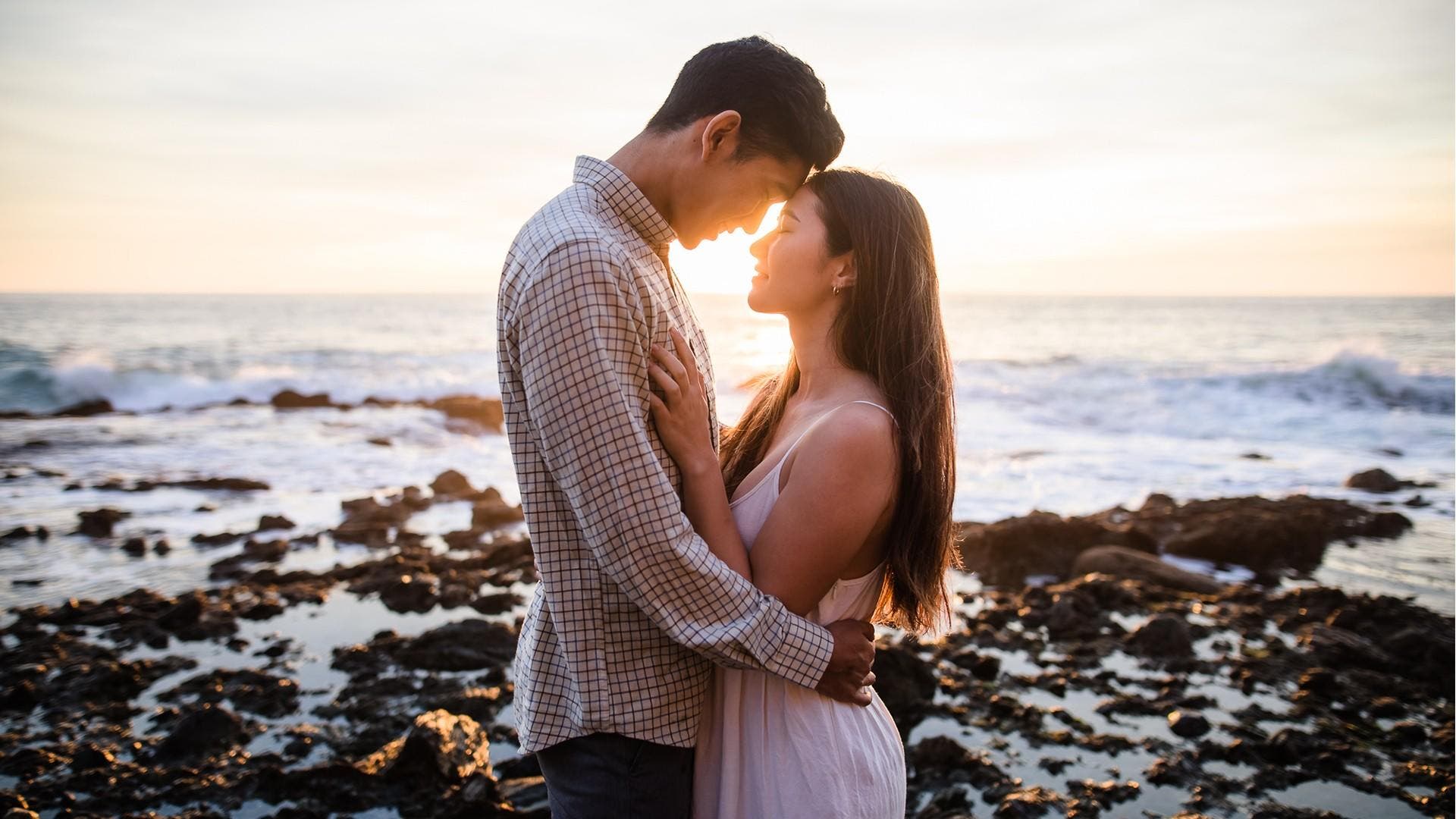 18 Ideas Of Engagement Photo Poses For Couples | Glaminati.com