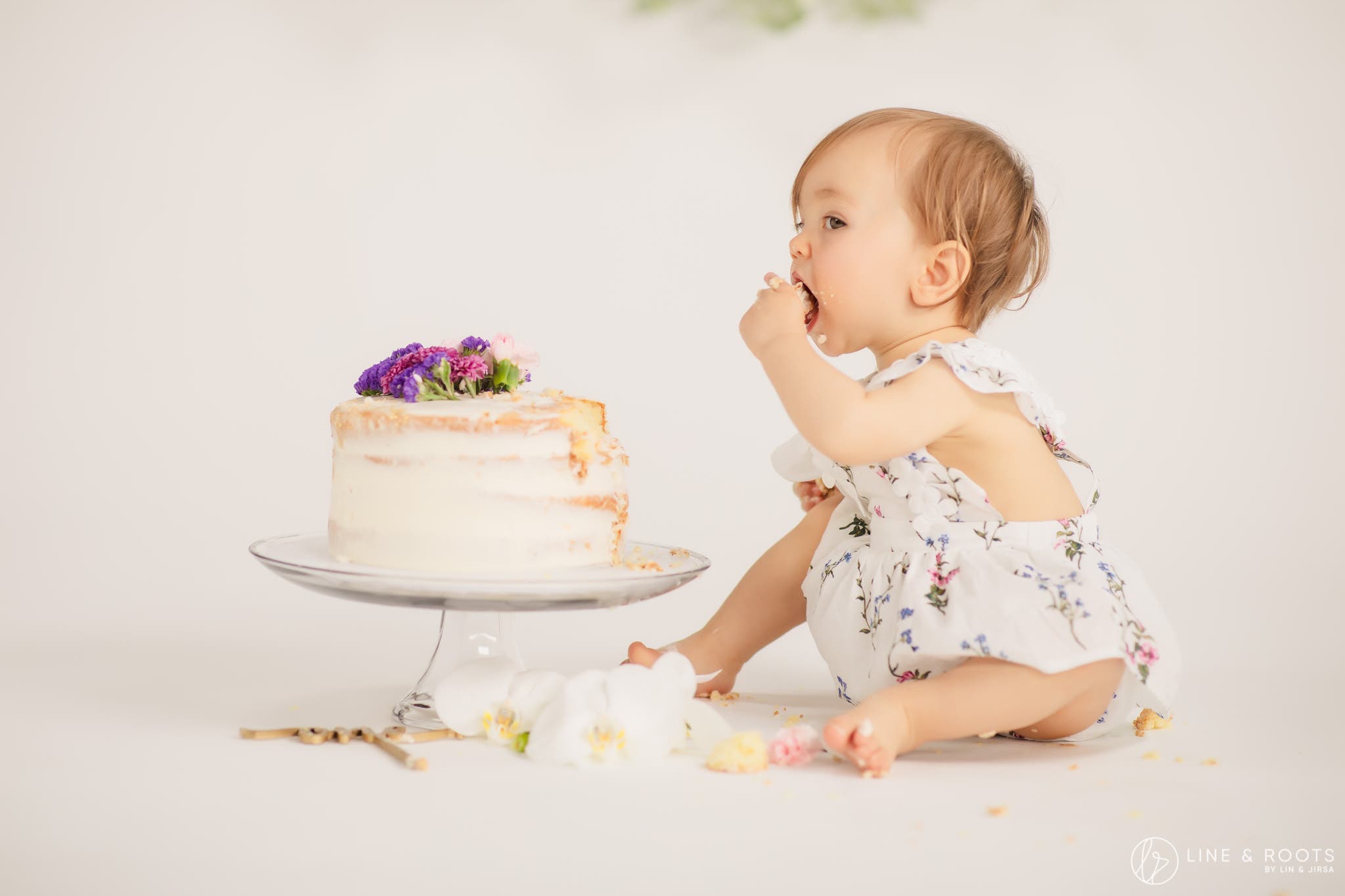 cake smash photos wide shot of baby and cake