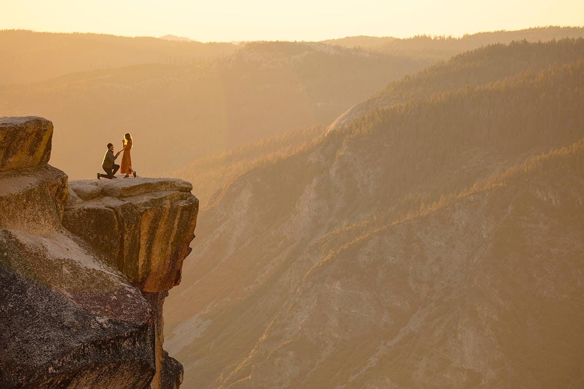 couple engagement proposal on mountains