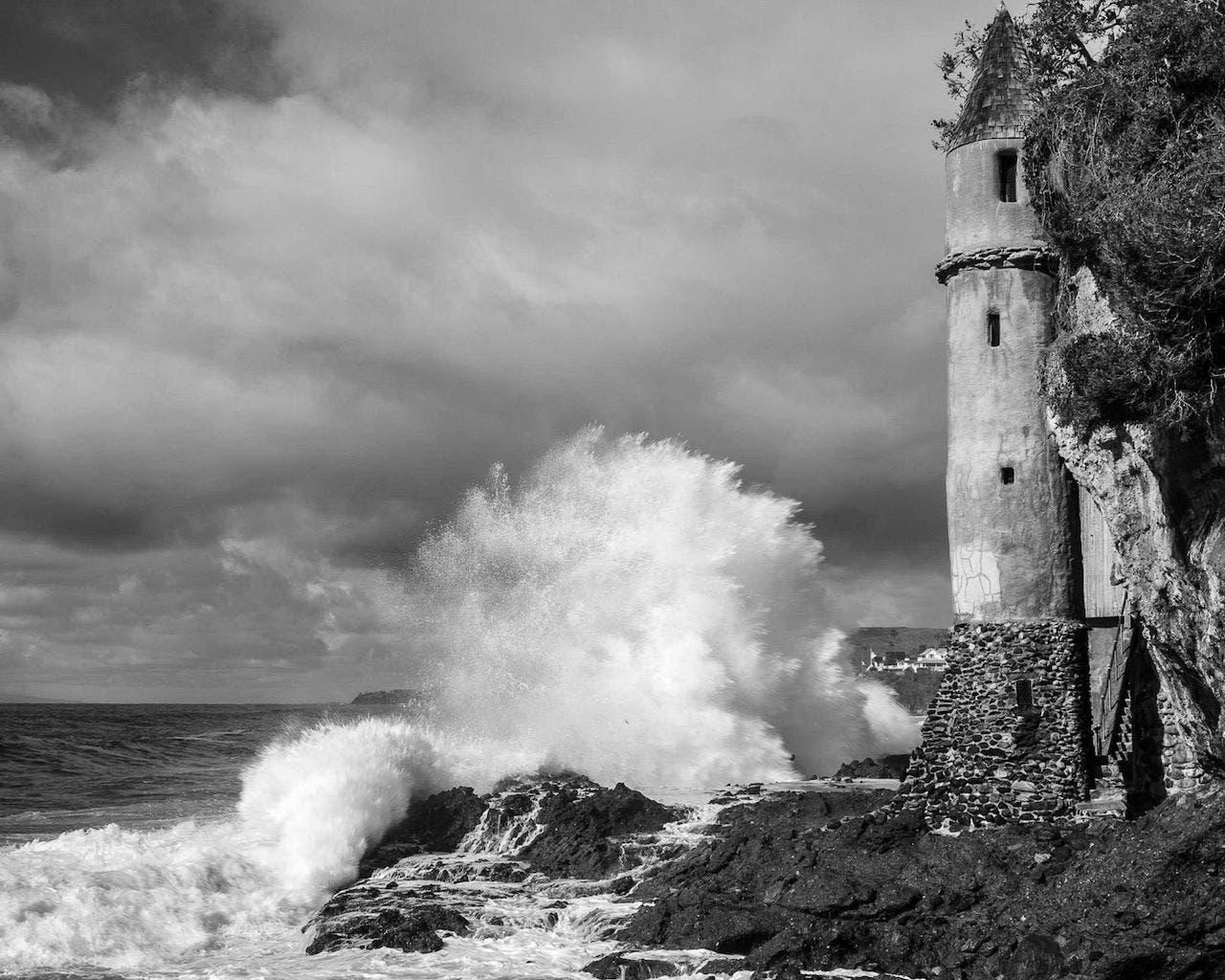 family beach pictures safety tips for high tide and waves