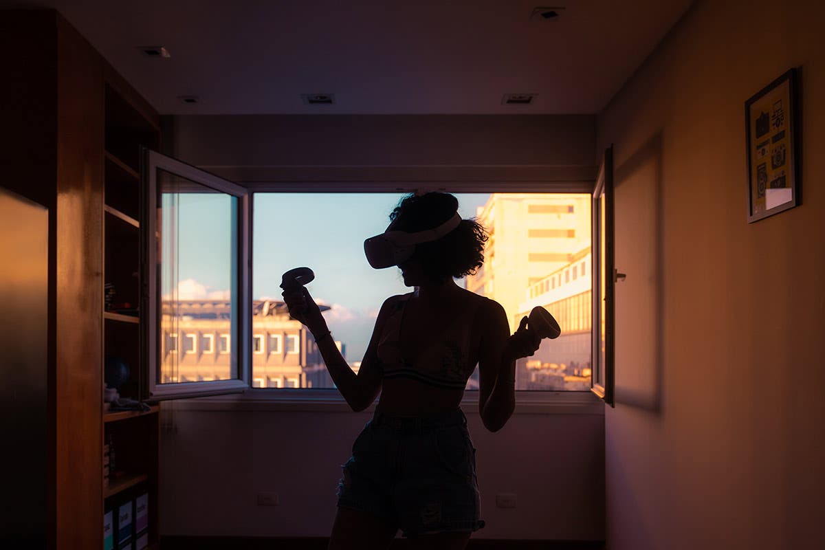 woman playing oculus quest 2 games