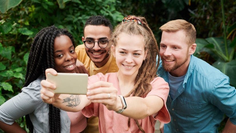 how to take a good selfie group pexels fauxels