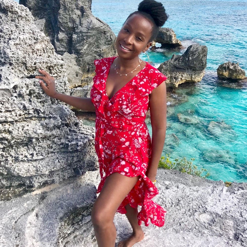 Mommy Vlogger LaRie Taylor posing by the sea side