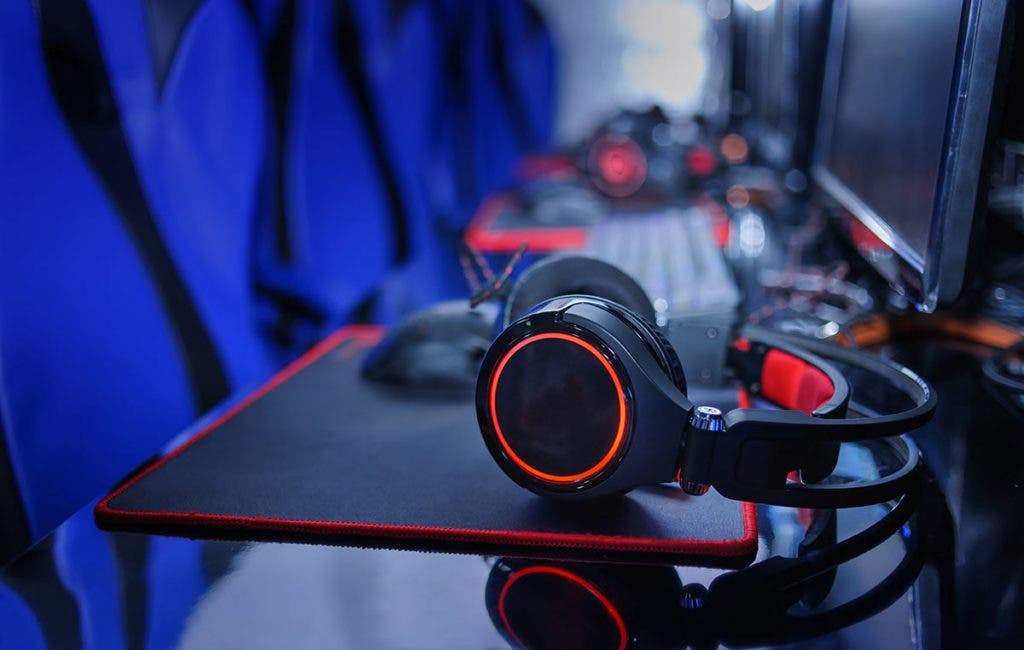 esports club gear equipment headphones monitor