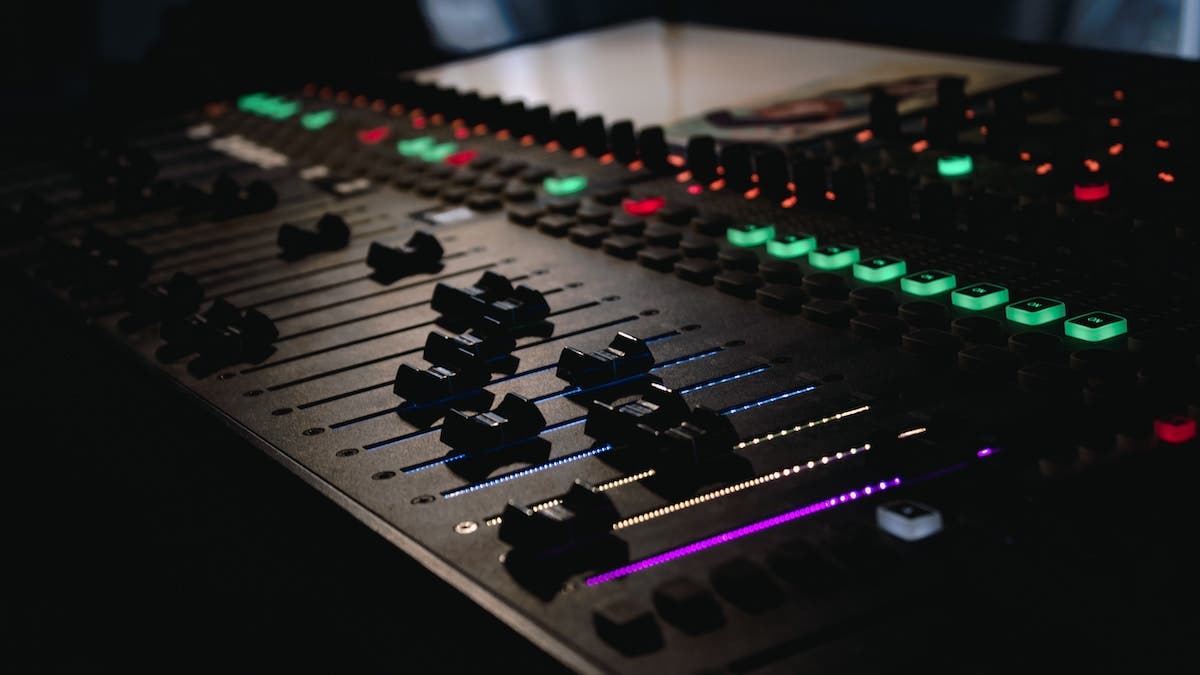 Three Ways To Use an Audio Mixer In Your Recording Studio! - Front End Audio