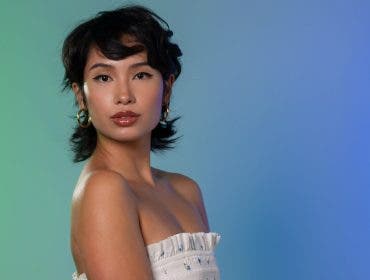Female model in front of a blue green background lit evenly with flash and V-Flats