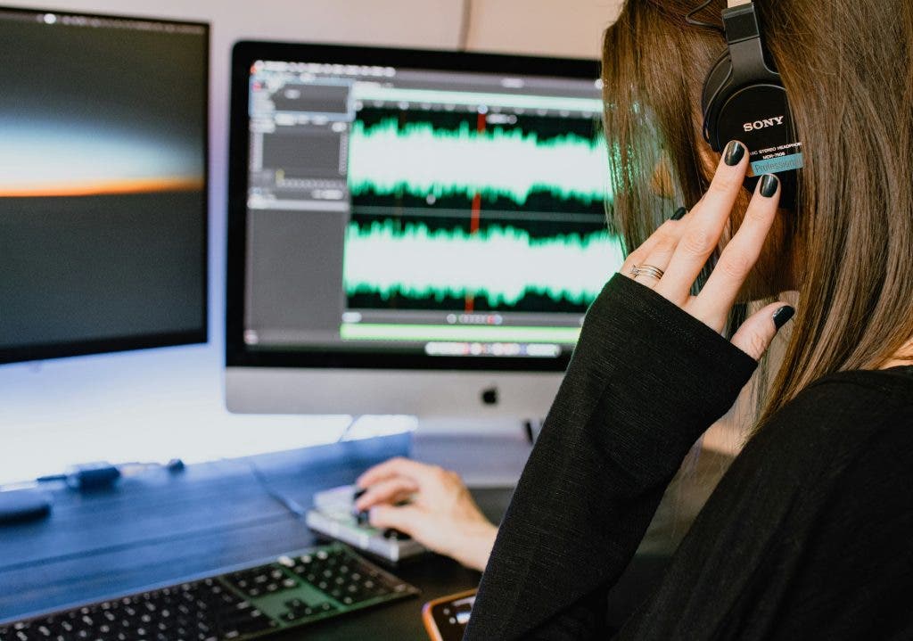girl using her DAW