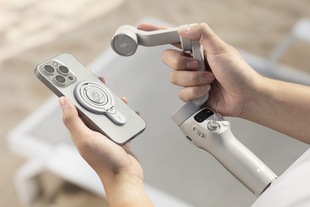 A person observing the DJI osmo mobile 7 specs