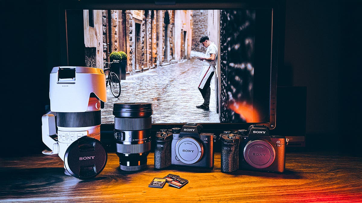 Muji's gear for street photography in front of a street photography image