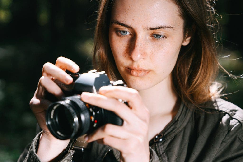 a girl learning how to take great pictures