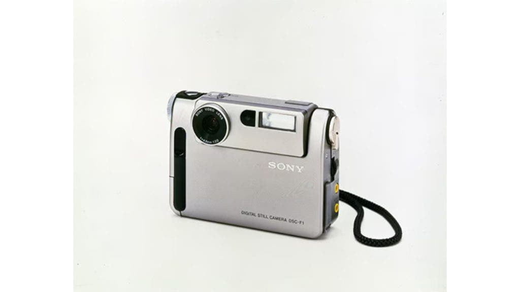 Important in the history of Sony cameras was the Cybershot DSC-F1, a true consumer digital camera