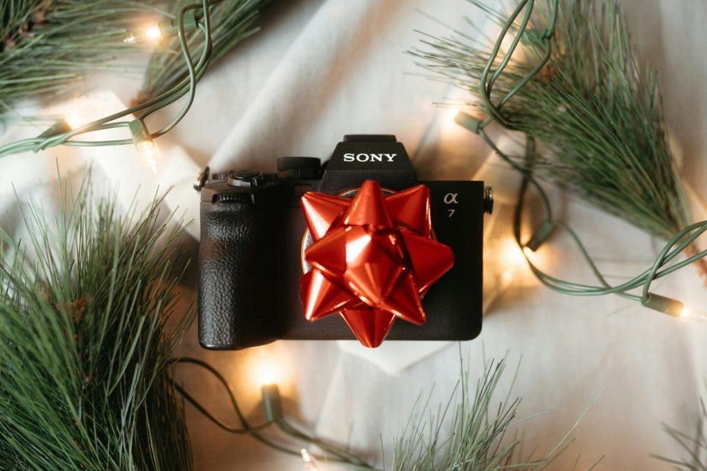 Mirrorless camera with a bow - as a gift. Photo by The Chaffins on Unsplash