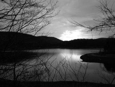 A lake in monochrom with the Leica Q3
