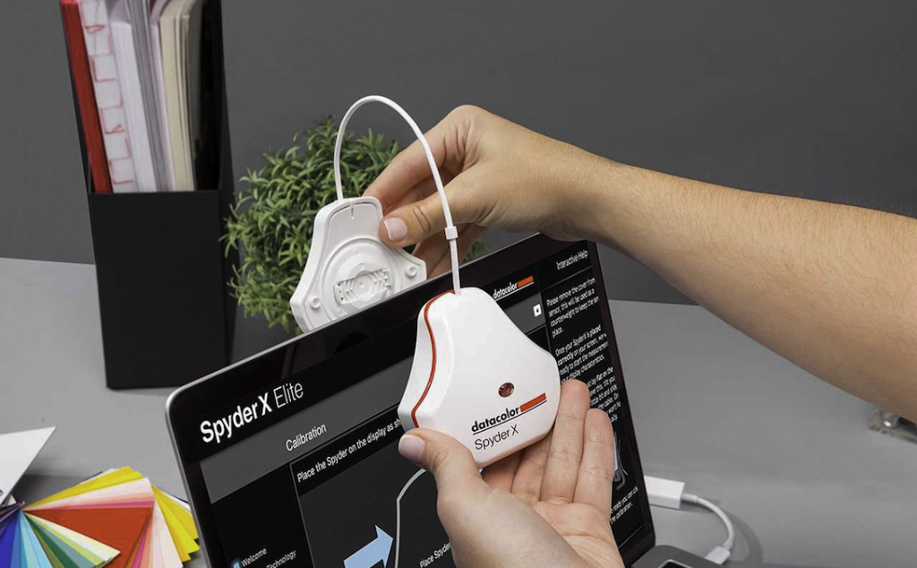 The cover of the Spyder is meant to work as a counterweight when hanging the colorimeter in front of the display. The connecting cable can be adjusted to make the cable longer.