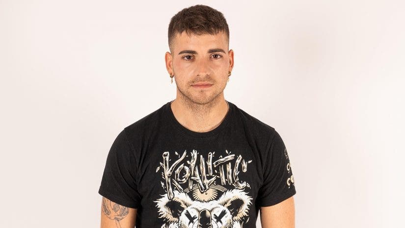 Portrait of Jordi Koalitic on white background i studio