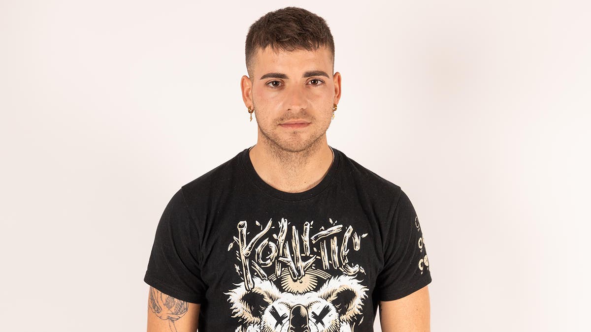 Portrait of Jordi Koalitic on white background i studio