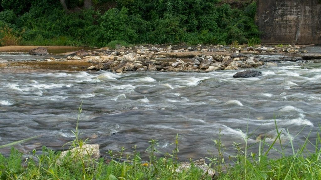 Photo of water rushing over rocks shot with LUMIX G9II handheld at 1:6 of a second using IBIS