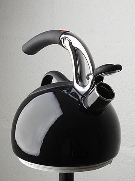 Tea kettle on tripod reflects larger modifier