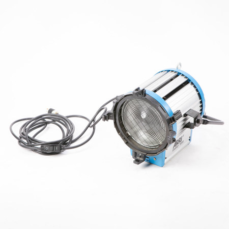 ライトフルファンデーション　NC45 廃盤 ②個の価格 USED Arri Studio 2000 Tungsten Fresnel Light with 10