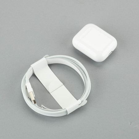Apple Airpods with Charging Case, 2nd Gen