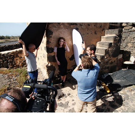 Profoto 47.24" / 120cm Large Reflector, Black/White